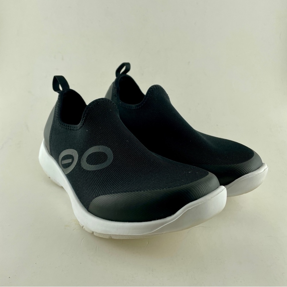 OOFOS Oomg Slip On Sneakers Black Size 7.5 (Fits like 6-6.5)